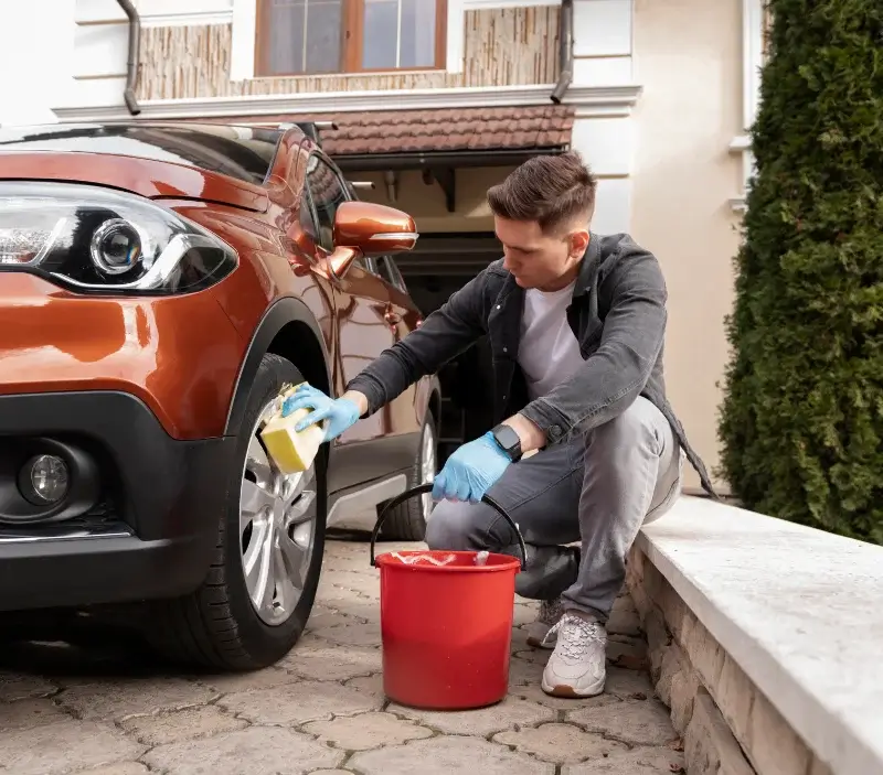 Lavage auto à domicile Valpuiseaux : professionnel intervenant sur un véhicule